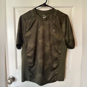 Old Navy Men’s t-shirt in a camouflage-print. Size M.